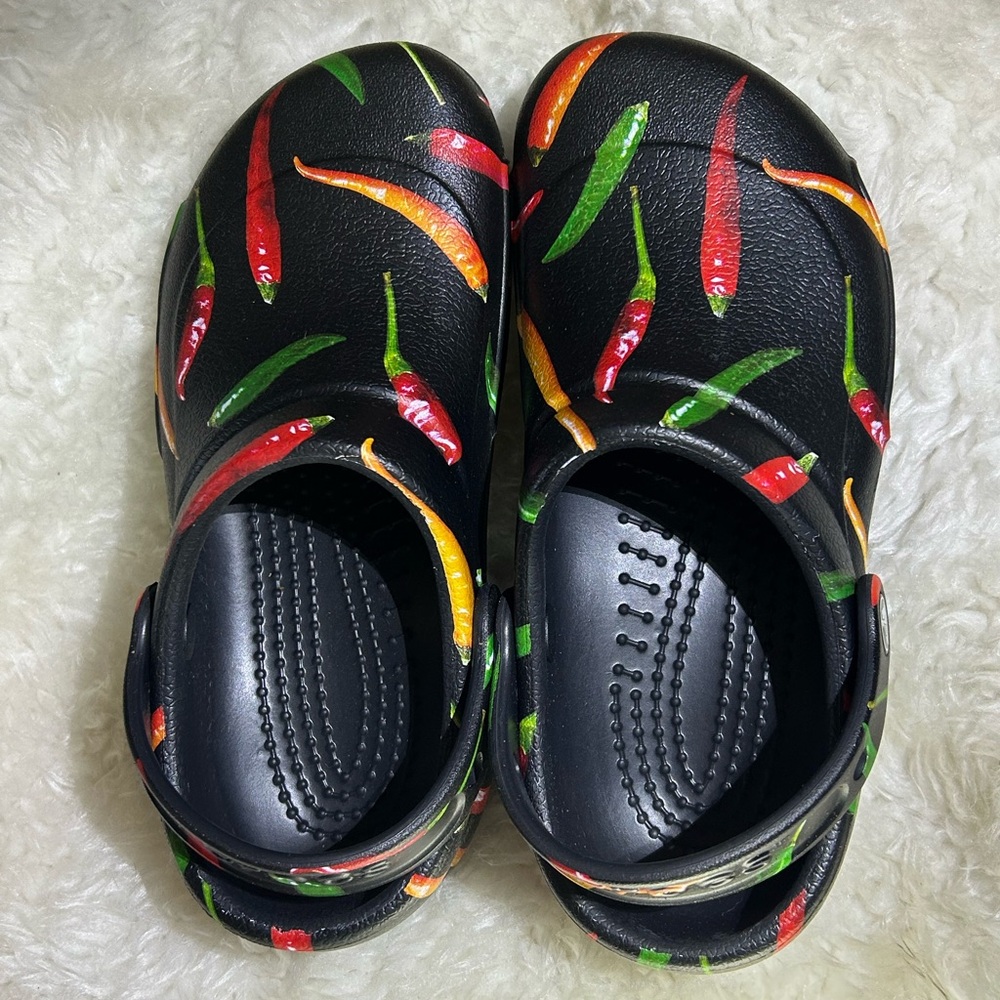 CROCS bistro graphic red peppers print
